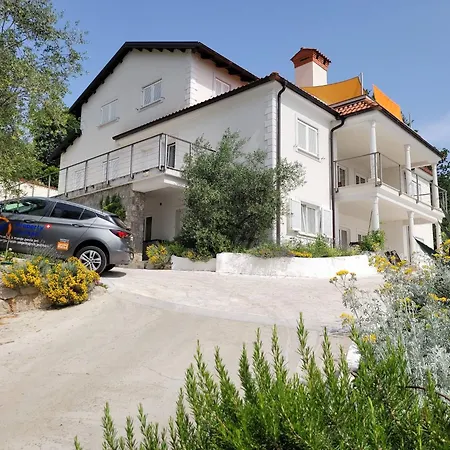 Apartmán With Heated Pool Jacuzzi Sea View